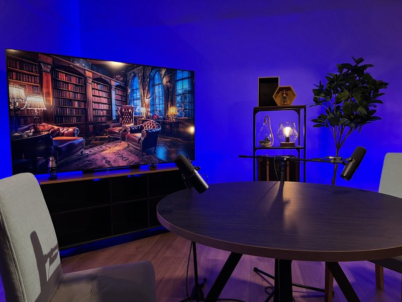 Décor talk-show : table ronde, deux micros et écran